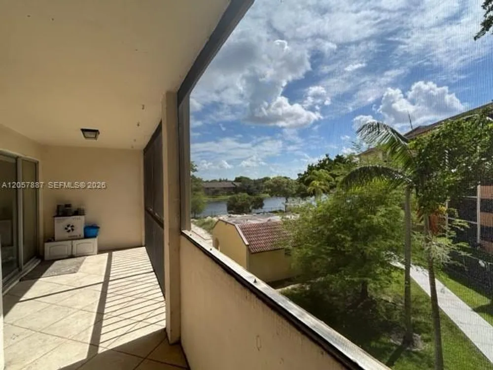 3905 N Nob Hill Rd, Sunrise, FL 33351