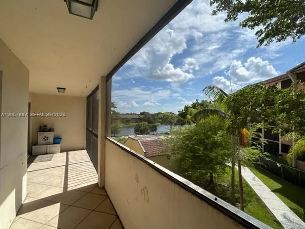 3905 N Nob Hill Rd, Sunrise, FL 33351