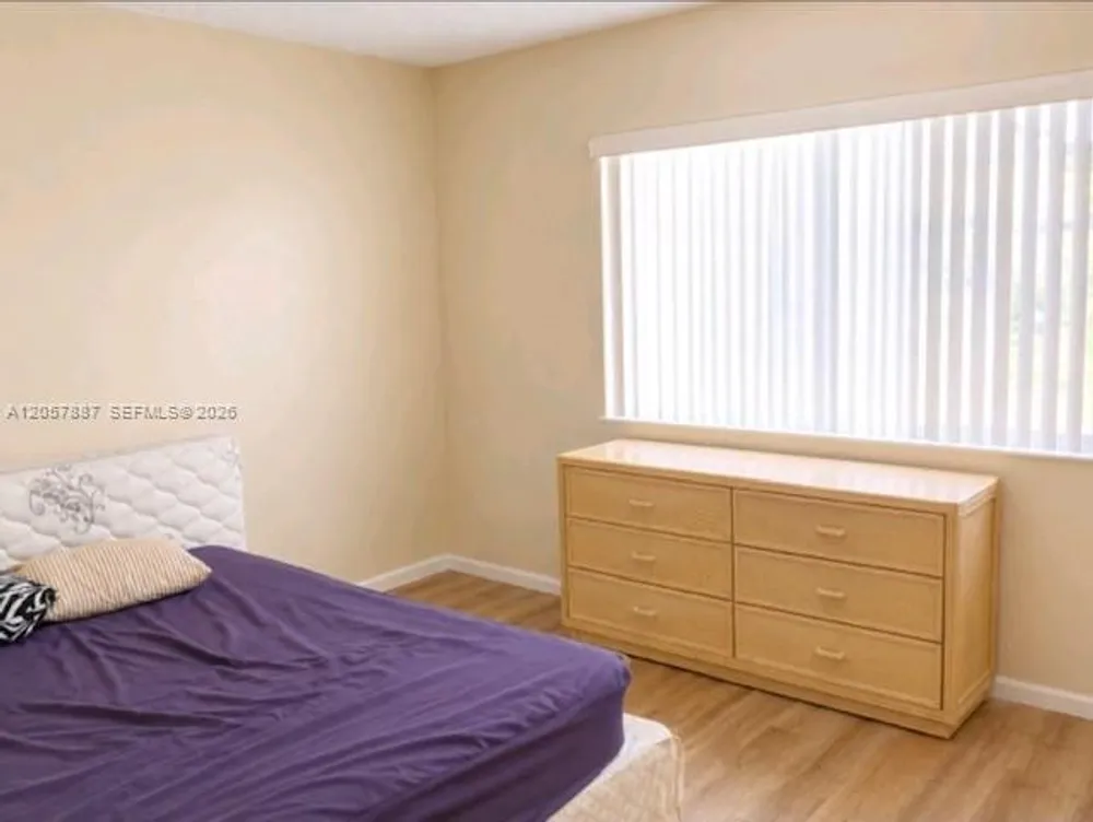 3905 N Nob Hill Rd, Sunrise, FL 33351