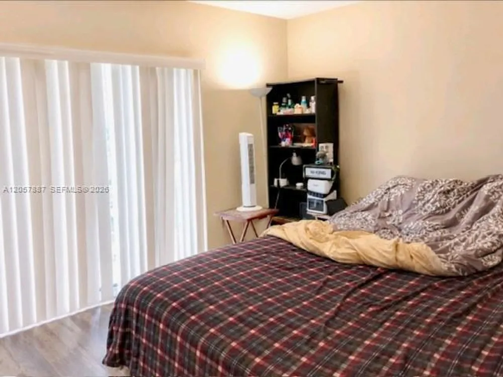 3905 N Nob Hill Rd, Sunrise, FL 33351