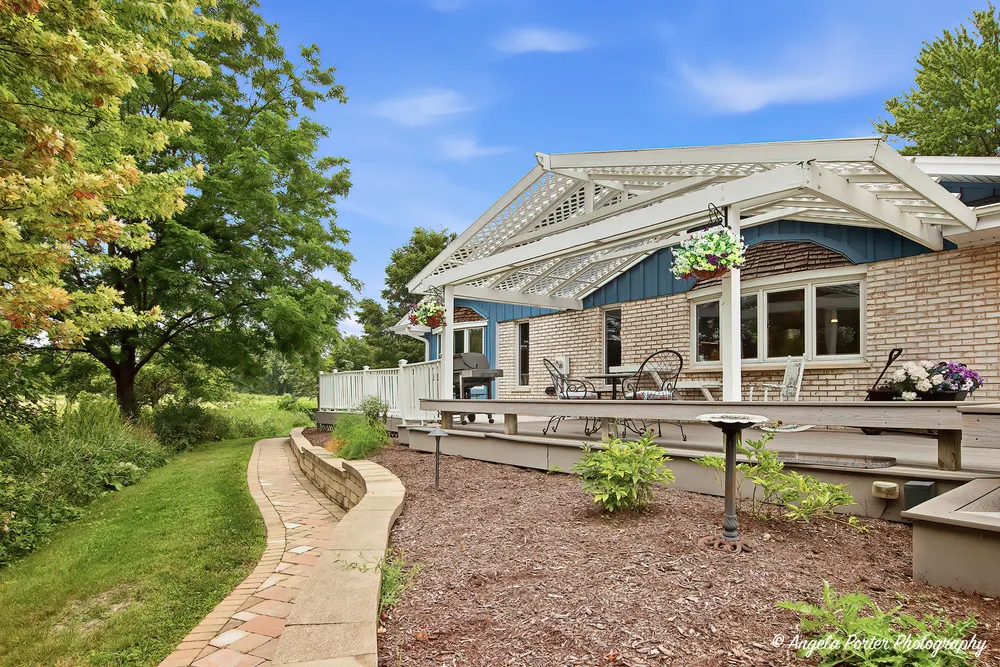 1110 Lake Shore Dr N, Barrington, IL 60010