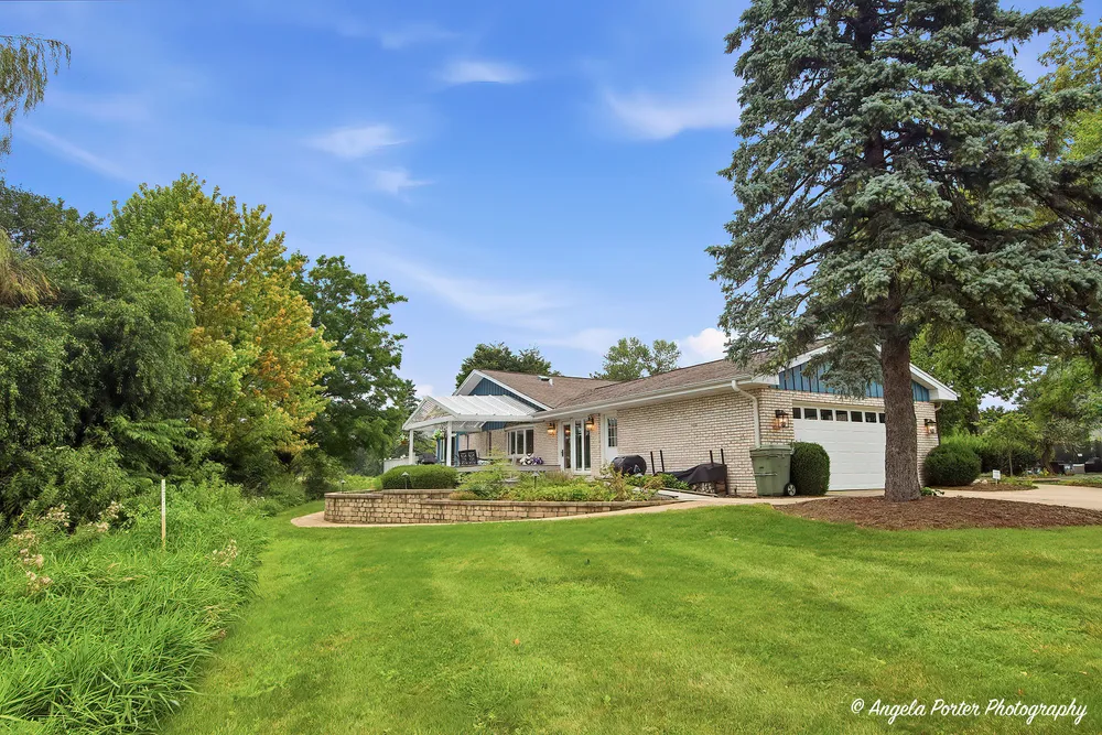 1110 Lake Shore Dr N, Barrington, IL 60010