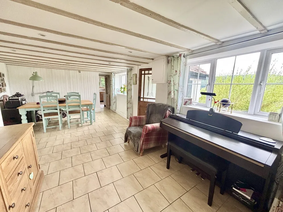 Property carousel item 6
