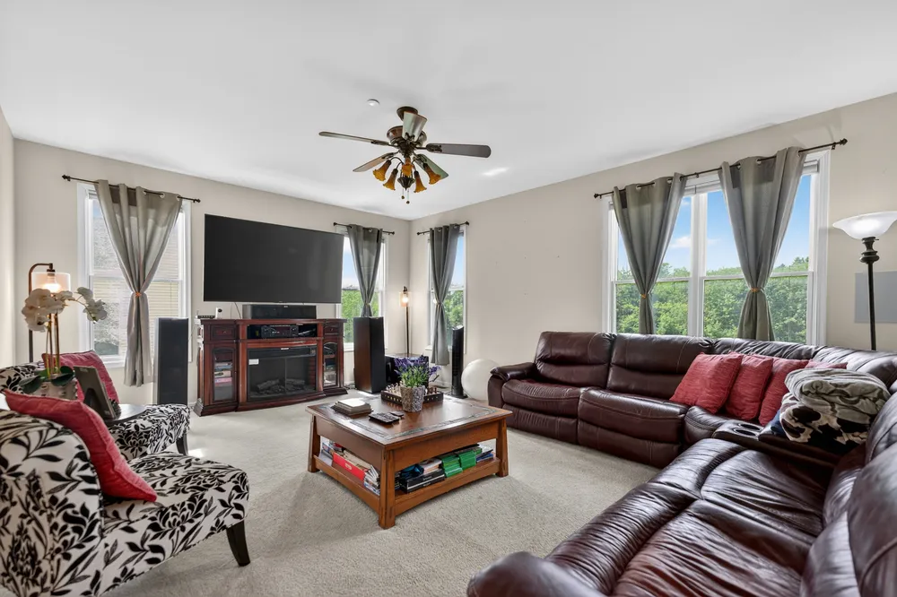 5701 Caribou Ln, Hoffman Estates, IL 60192