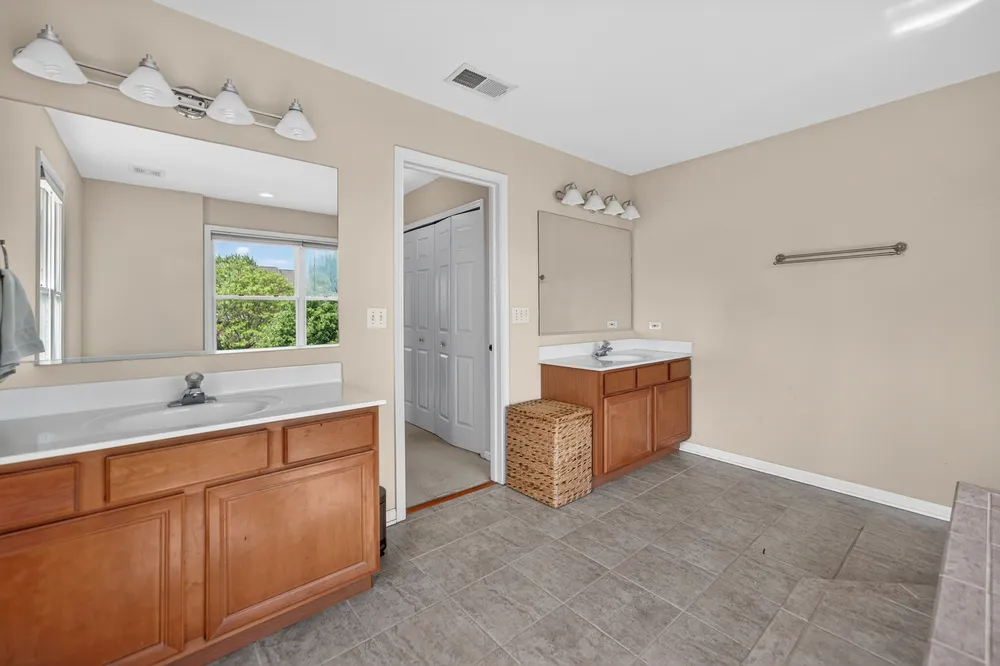 5701 Caribou Ln, Hoffman Estates, IL 60192