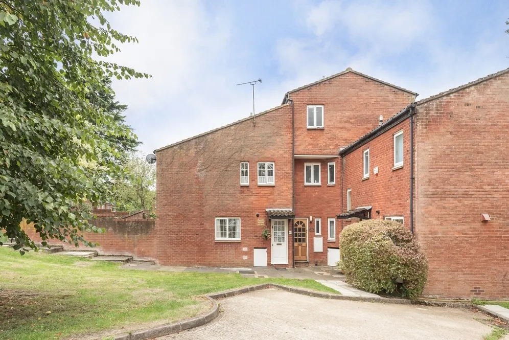Myrtleside Close Northwood HA6 photo 2