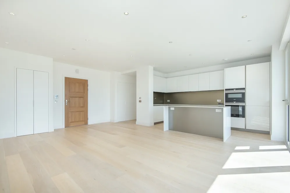 Pinewood Gardens Teddington TW11 photo 3
