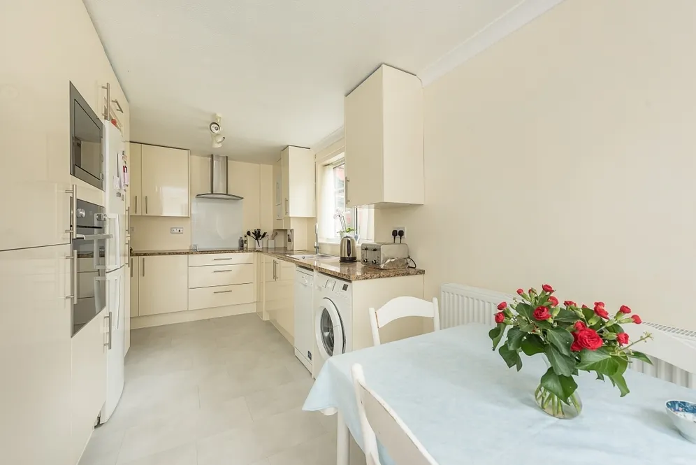 Myrtleside Close Northwood HA6 photo 3