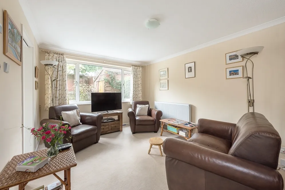 Myrtleside Close Northwood HA6 photo 4