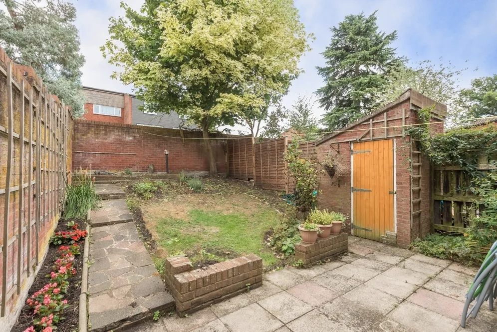 Myrtleside Close Northwood HA6 photo 8