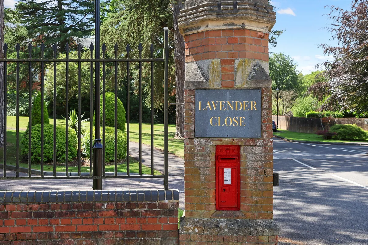 Lavender Close, Leatherhead, Surrey, KT22