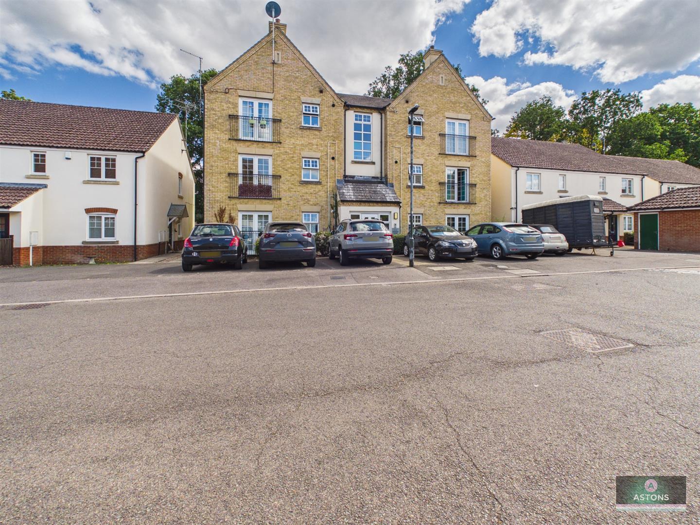 Messenger Close, Ifield, Crawley Image 1