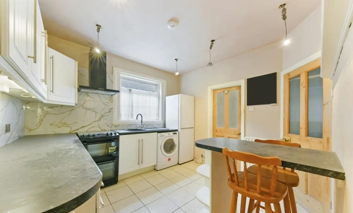 Avarn Road London SW17 photo 3