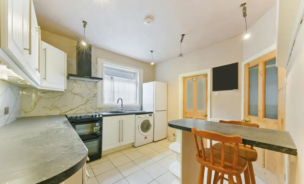 Avarn Road London SW17 photo 3