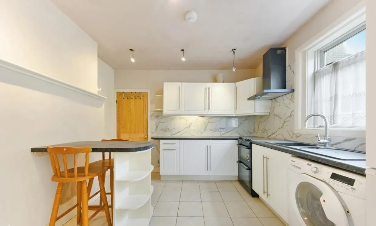 Avarn Road London SW17 photo 4