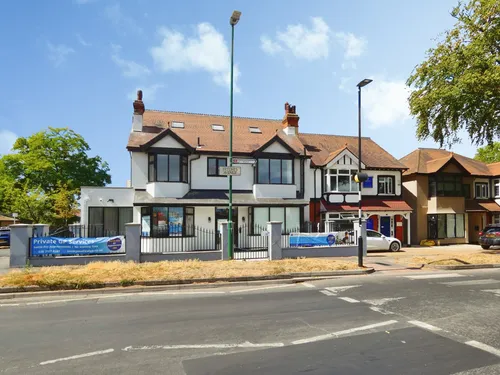 Waverley Way, CARSHALTONphoto