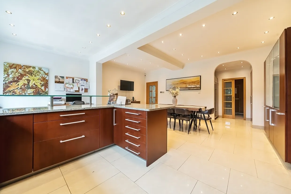 Orchard Avenue London N3 photo 30