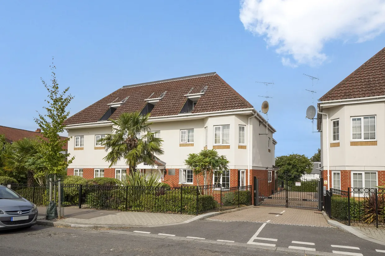 Gibbs Green, Edgware, HA8 photo 1
