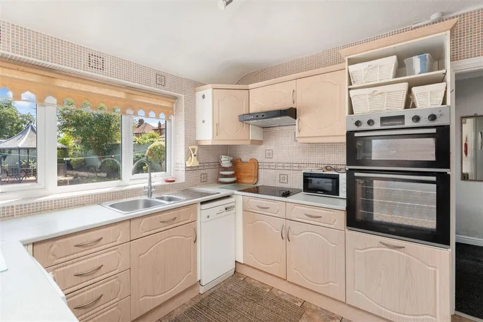 Property carousel image 3