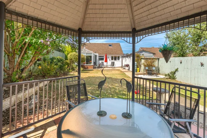 Property carousel image 11