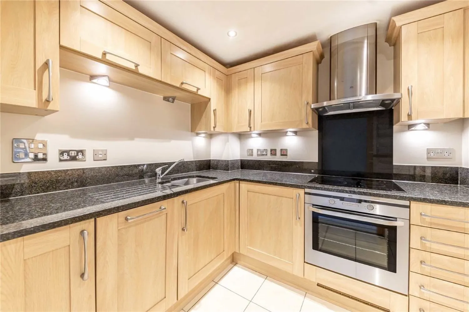 Sheerwater Road, Addlestone, KT15 photo 2