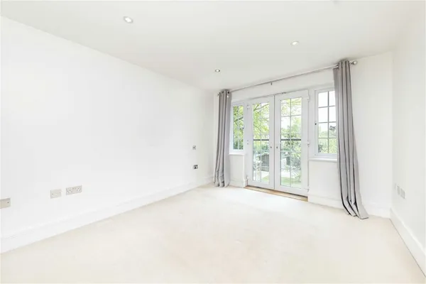 Sheerwater Road, Addlestone, KT15 photo 3