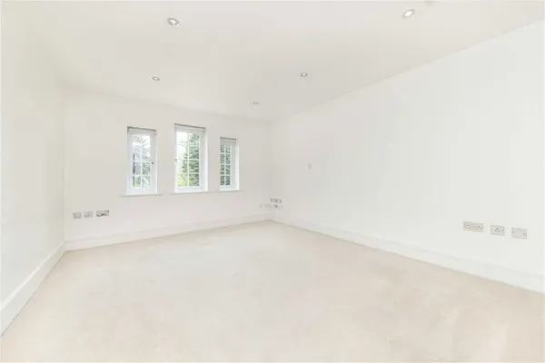 Sheerwater Road, Addlestone, KT15 photo 4