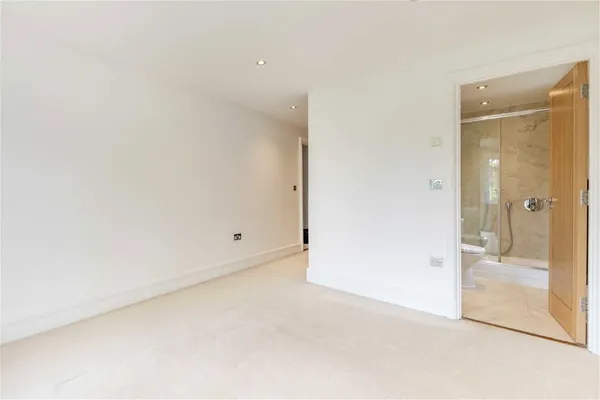 Sheerwater Road, Addlestone, KT15 photo 5