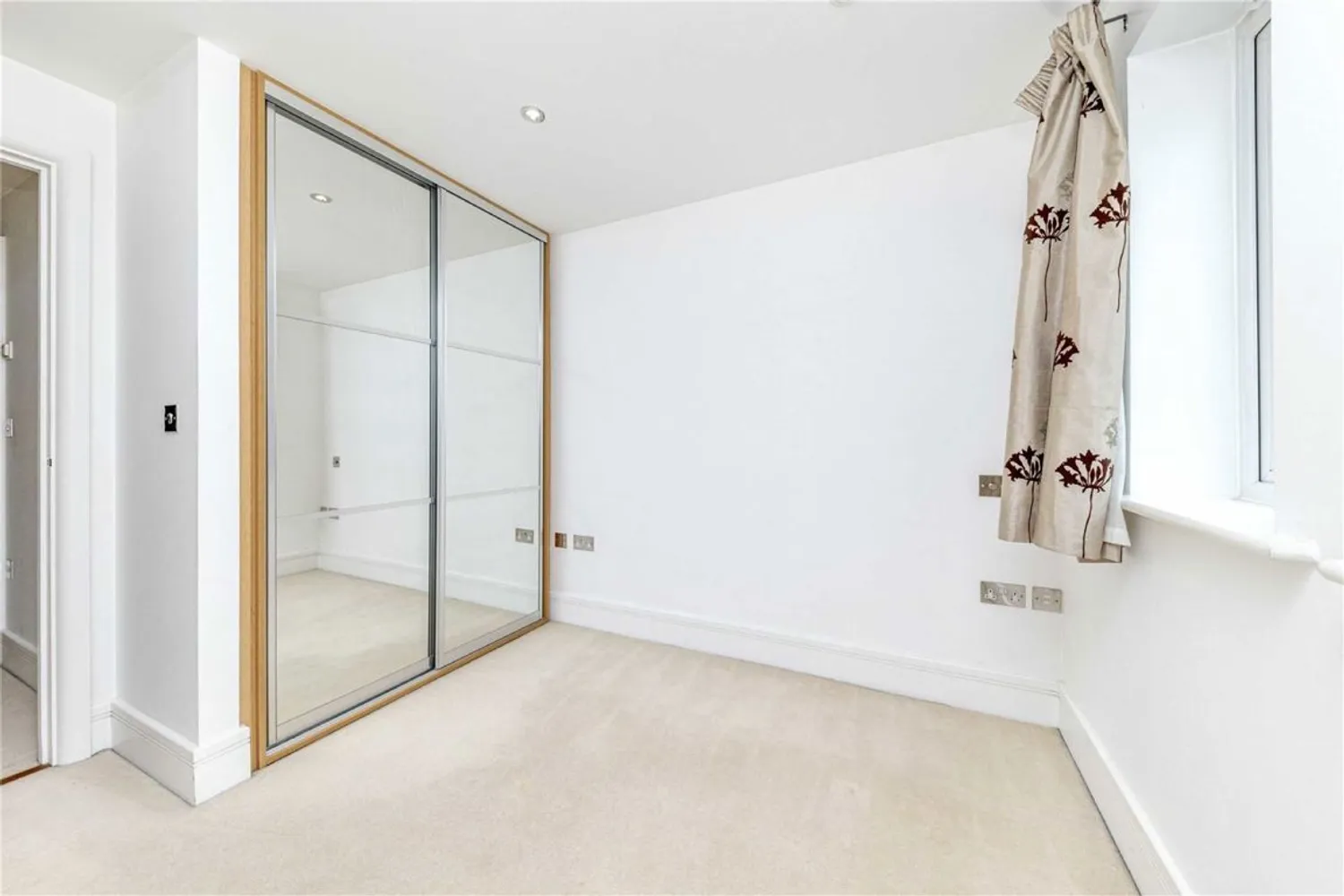 Sheerwater Road, Addlestone, KT15 photo 7