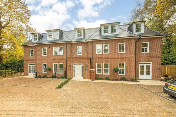 St. Georges Avenue, Weybridge, KT13 photo 1