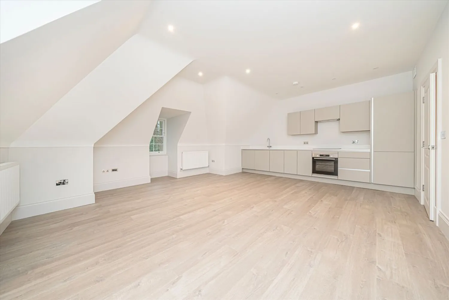 St. Georges Avenue, Weybridge, KT13 photo 2