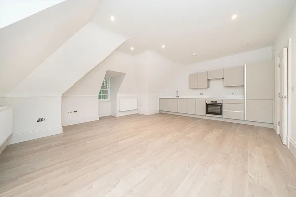 St. Georges Avenue, Weybridge, KT13 photo 2