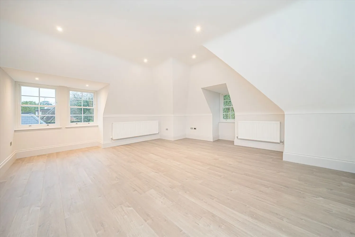St. Georges Avenue, Weybridge, KT13 photo 3