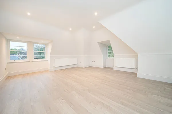 St. Georges Avenue, Weybridge, KT13 photo 3