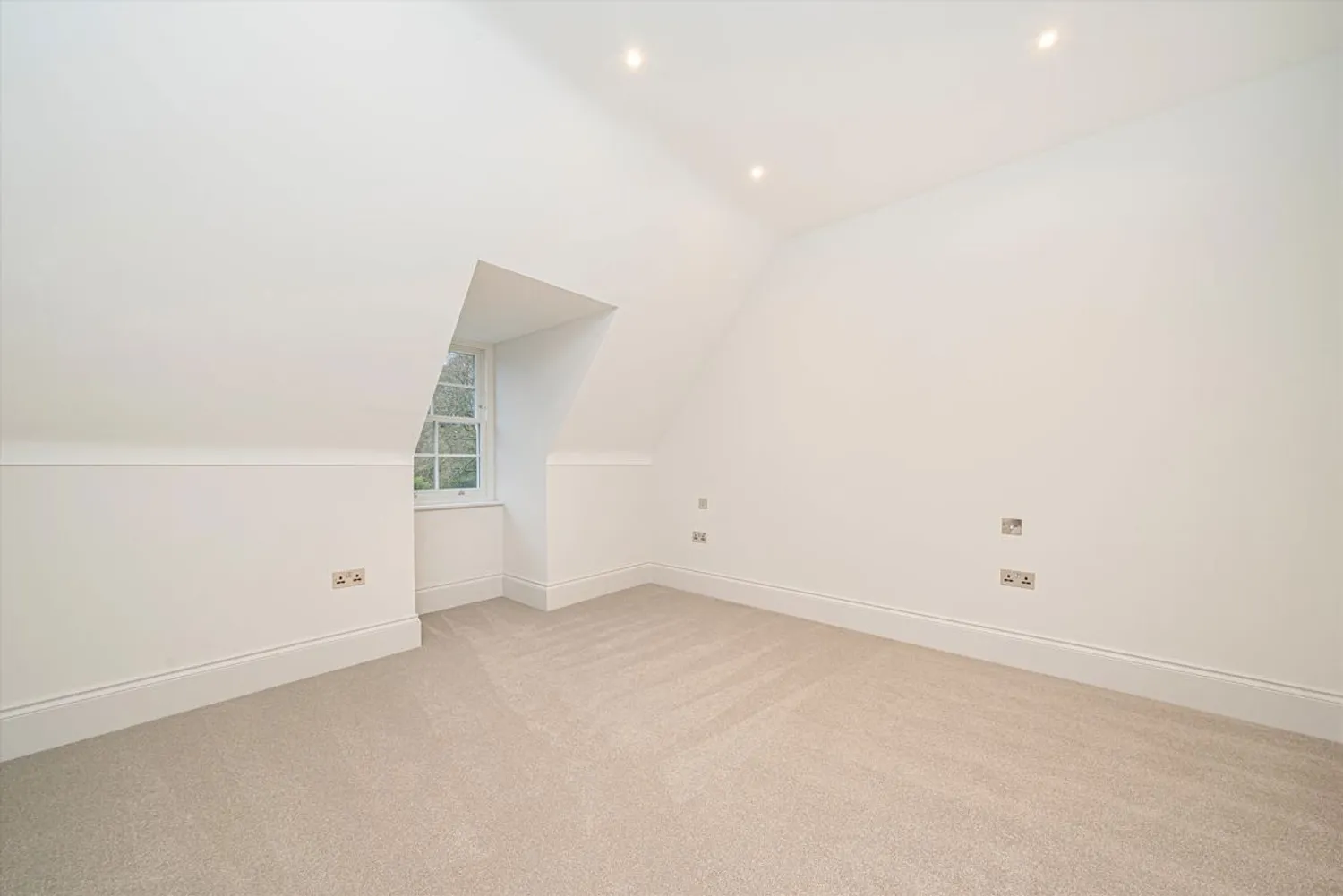 St. Georges Avenue, Weybridge, KT13 photo 4