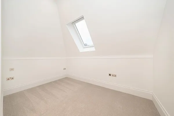 St. Georges Avenue, Weybridge, KT13 photo 5