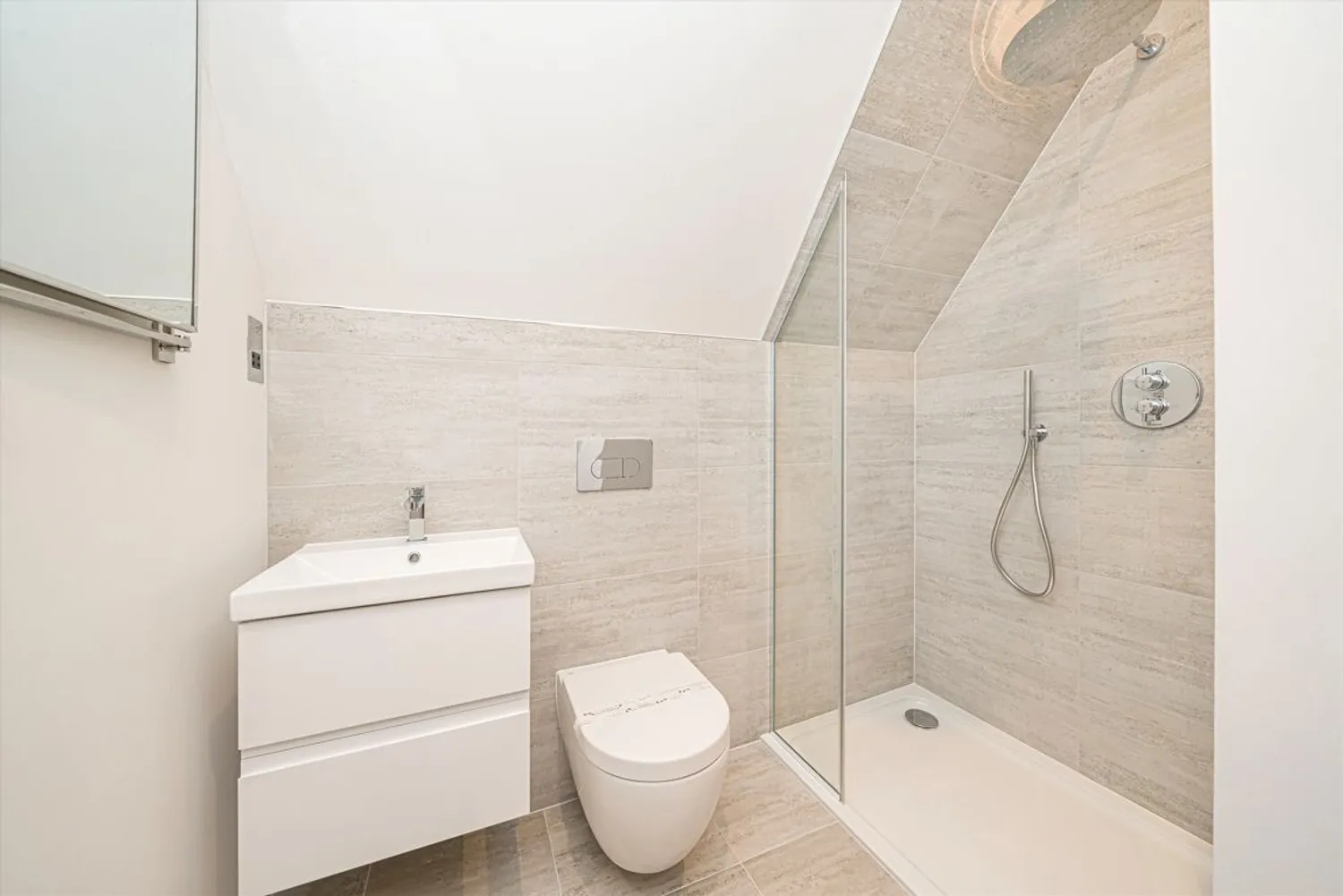 St. Georges Avenue, Weybridge, KT13 photo 6