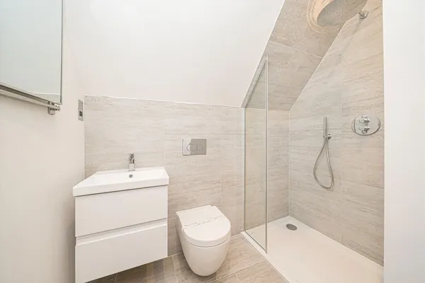 St. Georges Avenue, Weybridge, KT13 photo 6