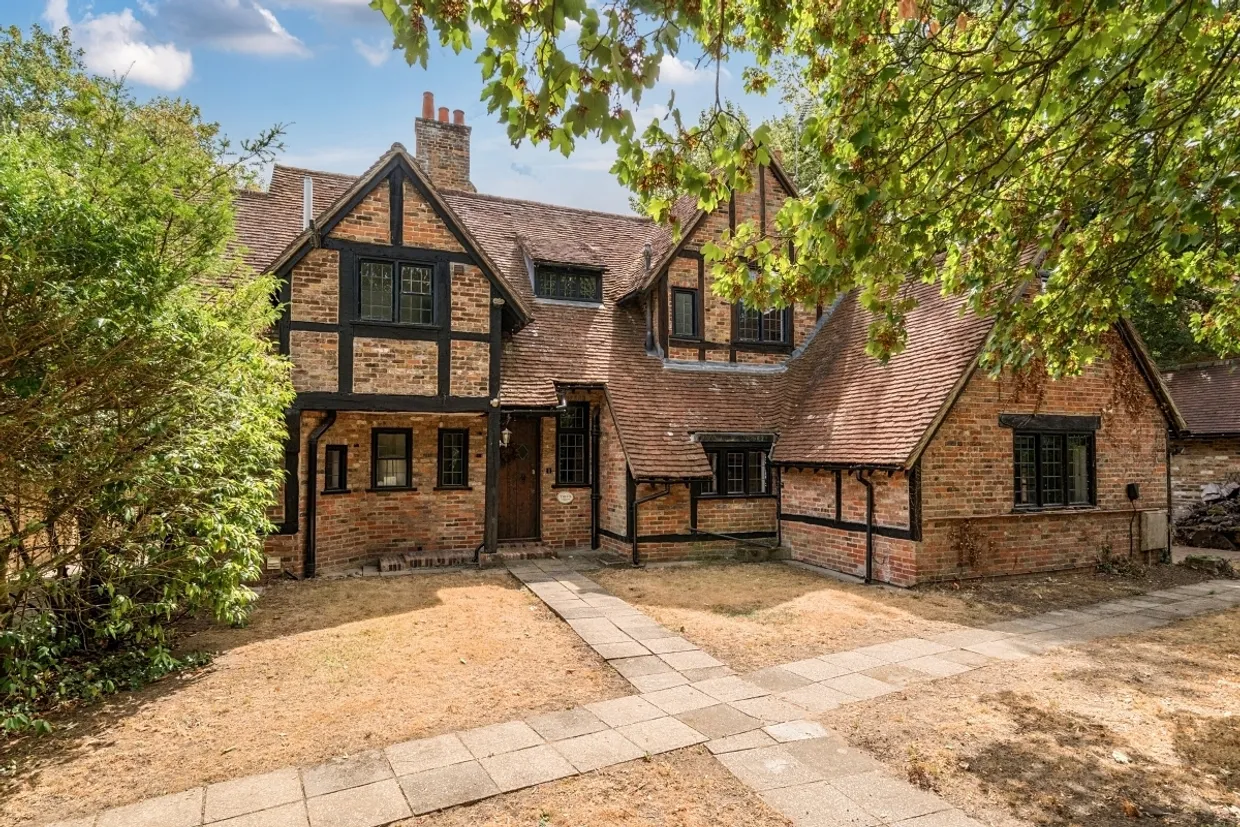 Esher Place Avenue, Esher KT10 photo 1