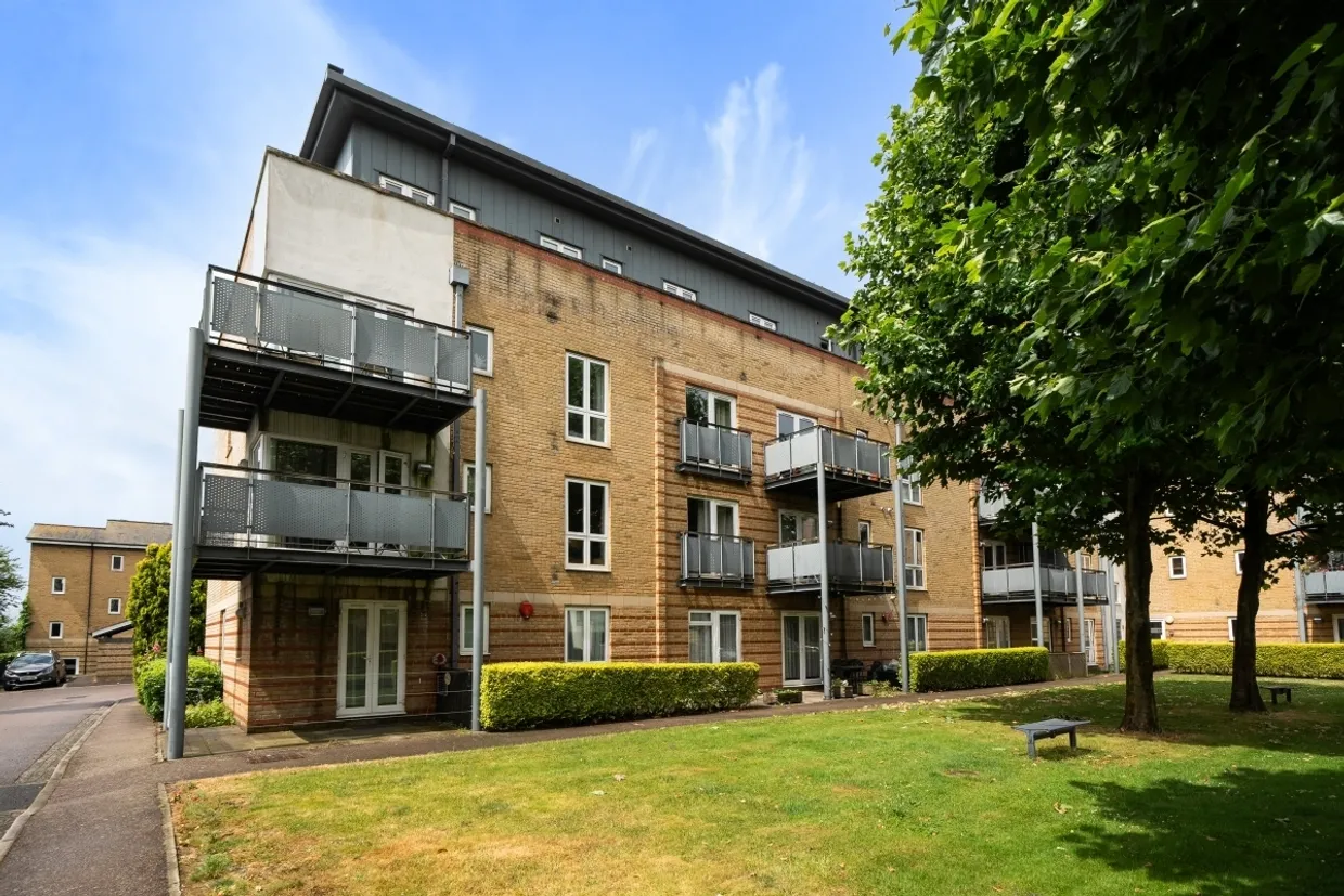 Manhattan Avenue Watford WD18 photo 1