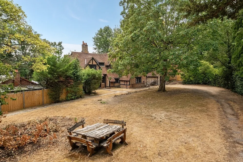 Esher Place Avenue, Esher KT10 photo 2