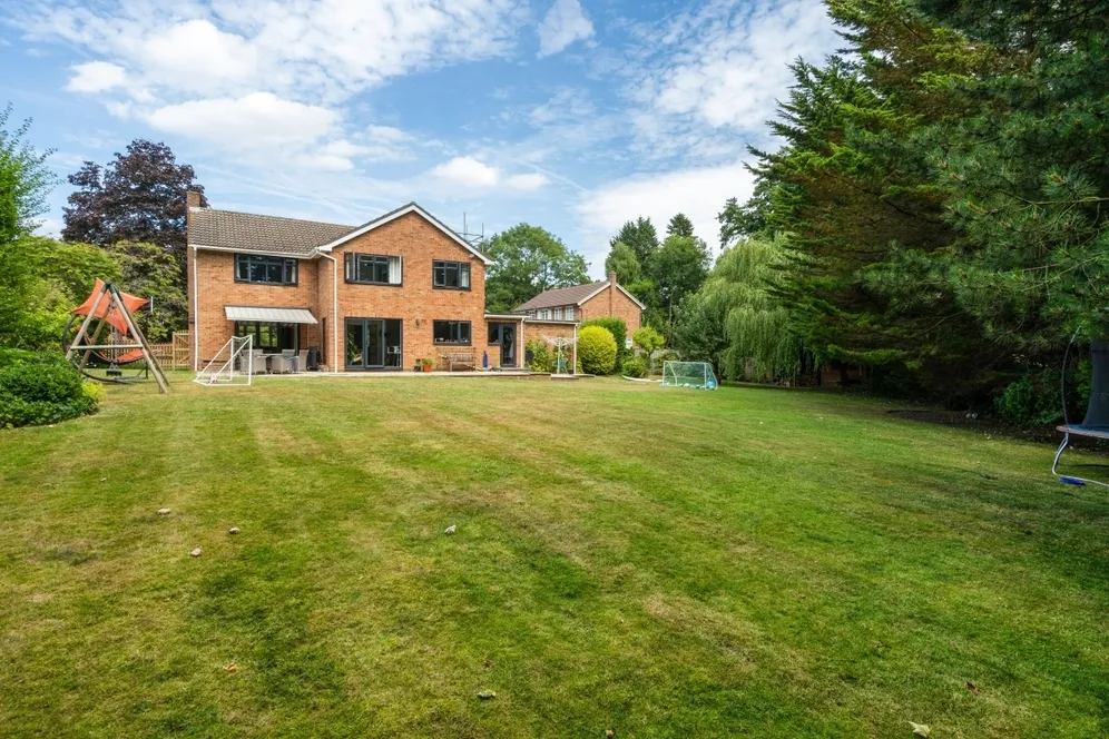 Yardley Close, Reigate, RH2 photo 2