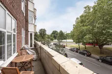 The Pavement, Clapham  SW4 photo 3