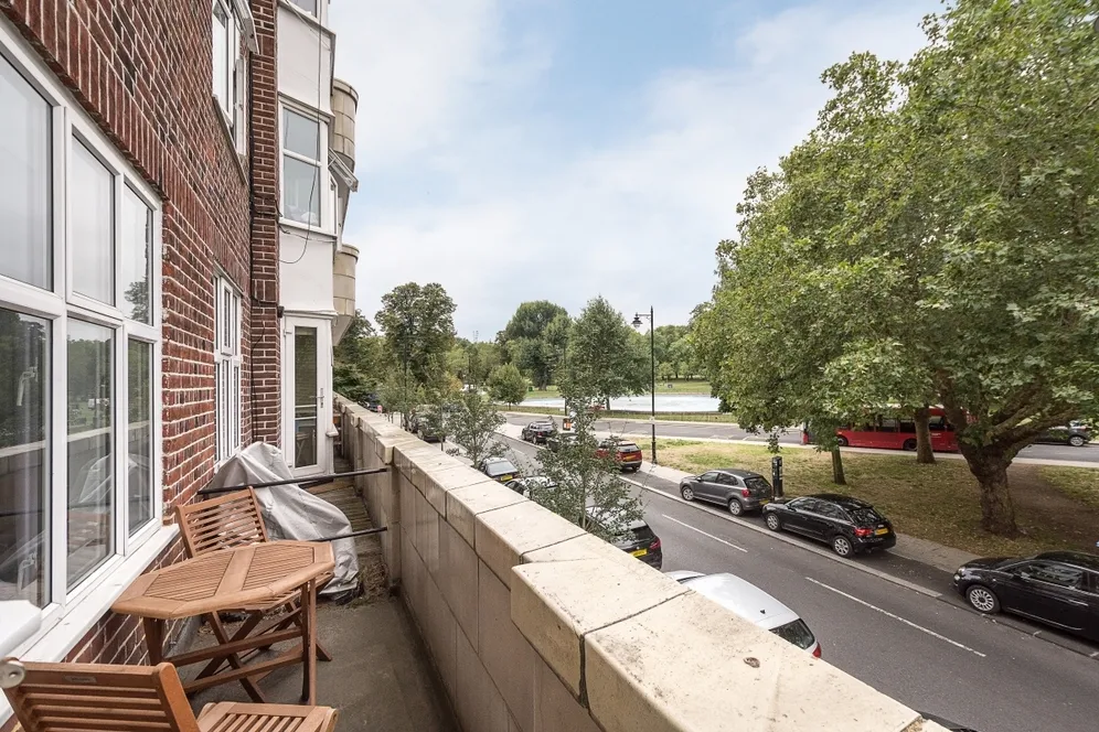 The Pavement, Clapham  SW4 photo 3