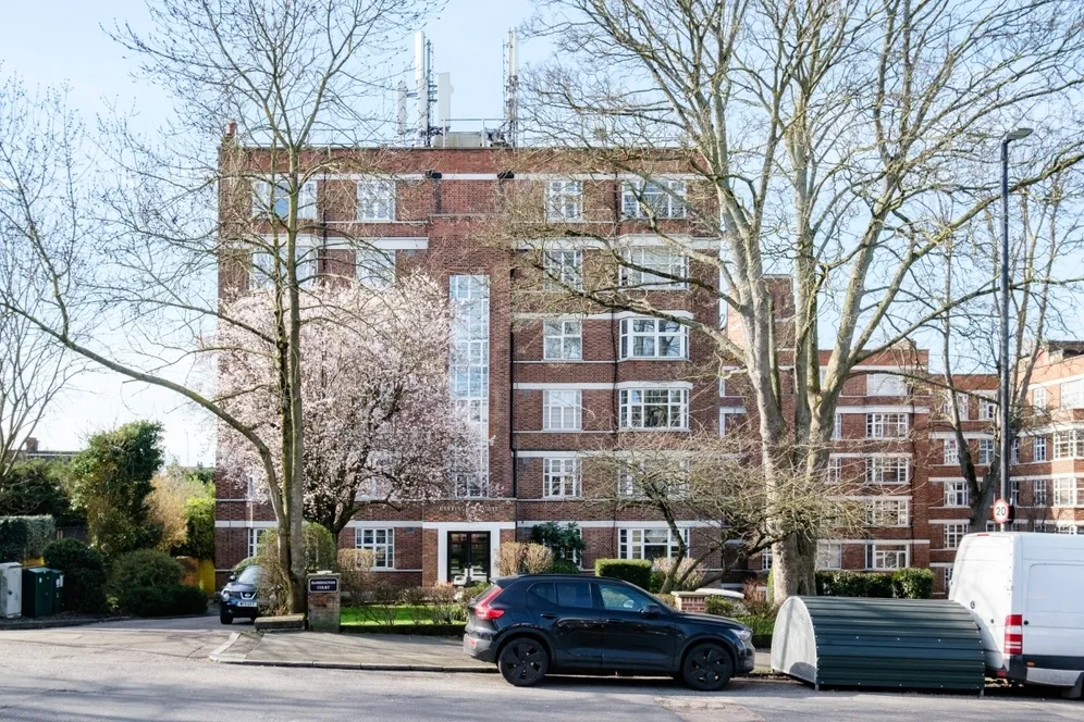 Colney Hatch Lane London N10 photo 2
