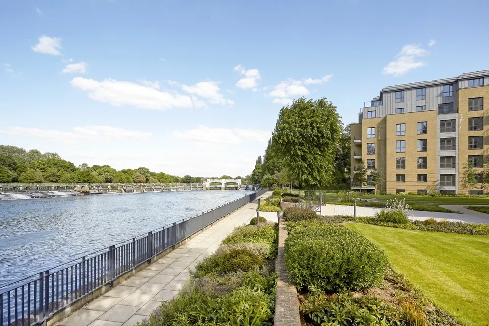 Pinewood Gardens Teddington TW11 photo 13