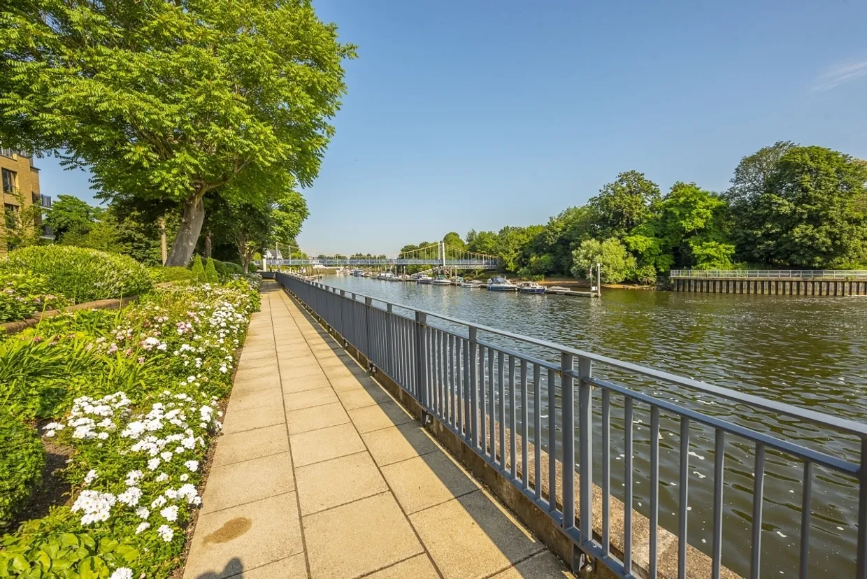 Pinewood Gardens Teddington TW11 photo 15