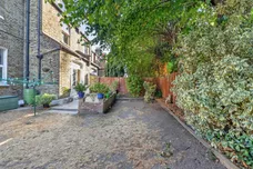 Fordhook Avenue, London