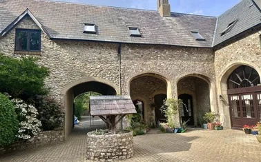 Upottery, Honiton