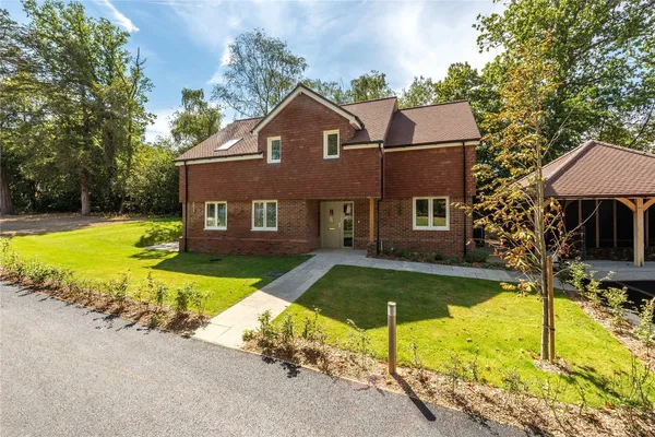 Bechwood Close, Tadworth, KT20 photo 1
